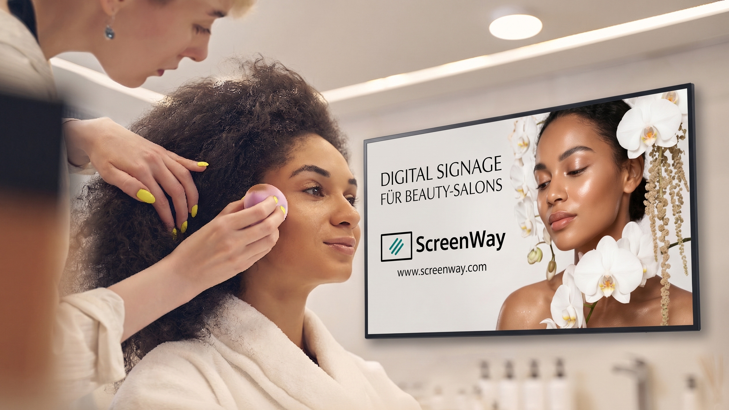 Kosmetikstudio mit Frau in Behandlung, im Hintergrund ein Monitor mit Digital Signage für Beauty-Salons und dem ScreenWay-Logo