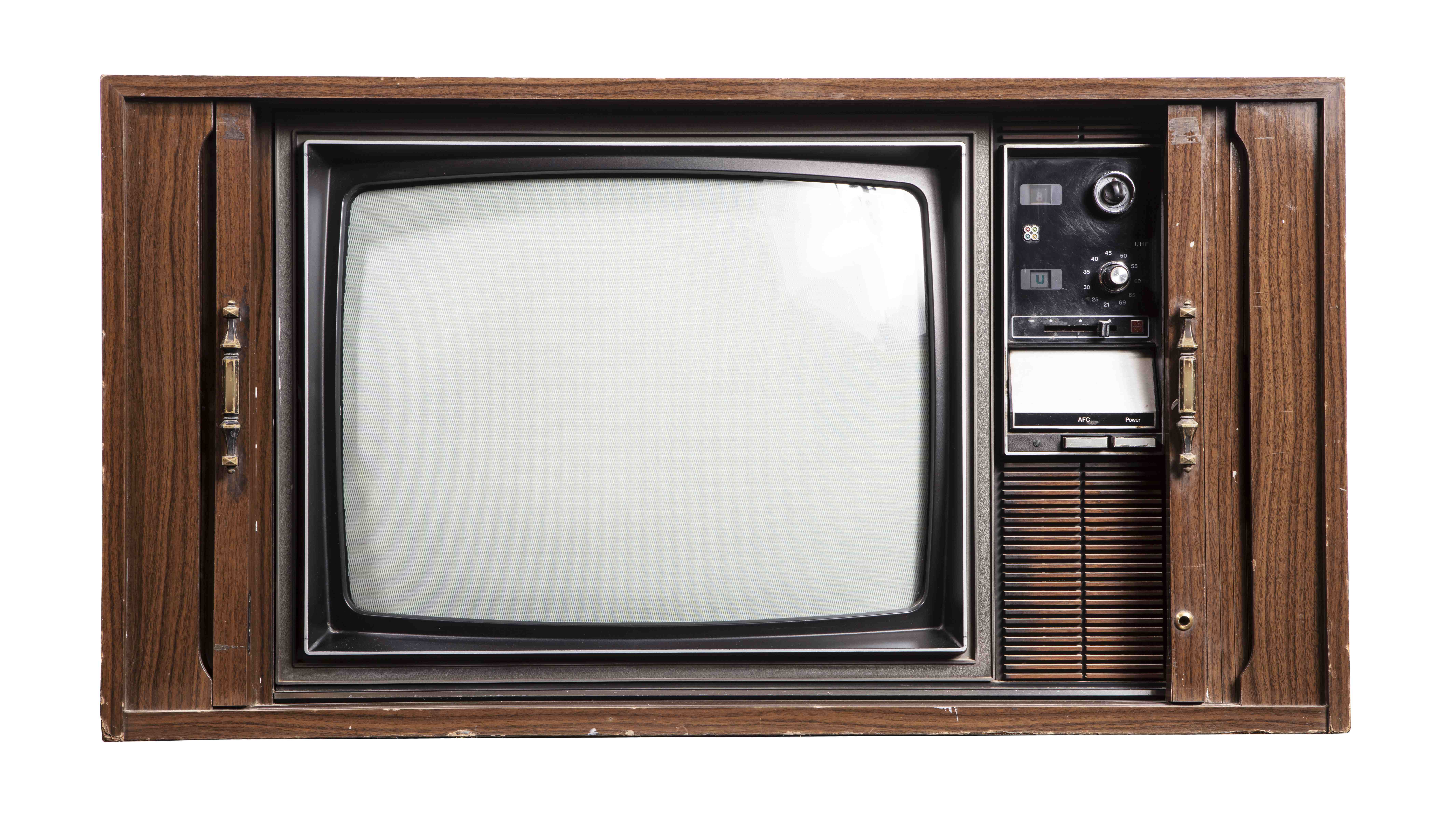 Ein vintage Röhrenfernseher mit Holzoptik steht vor weißem Hintergrund. Die leere Bildschirmfläche lädt zum Einfügen von Inhalten ein, während seitliche Knöpfe und Drehregler die Retro-Ästhetik unterstreichen